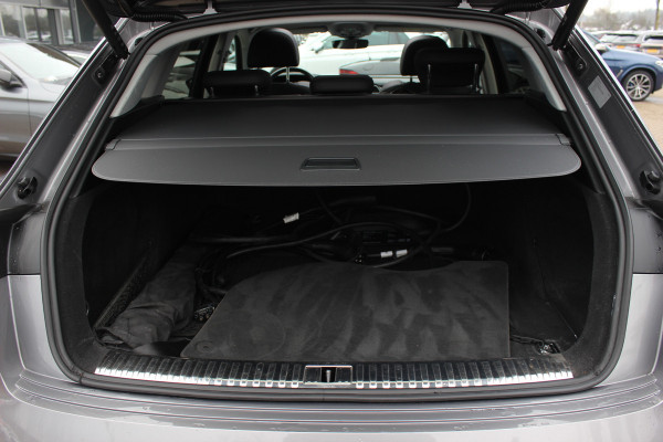 Audi e-tron 50 quattro Business edition Plus 71 kWh / Panoramadak / Camera / Luchtvering / Intr.voorverwarming / Leder&Alcantara / 20'' / Navigatie / DAB / Stoelverwarming / ACC