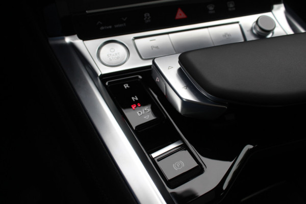 Audi e-tron 50 quattro Business edition Plus 71 kWh / Panoramadak / Camera / Luchtvering / Intr.voorverwarming / Leder&Alcantara / 20'' / Navigatie / DAB / Stoelverwarming / ACC
