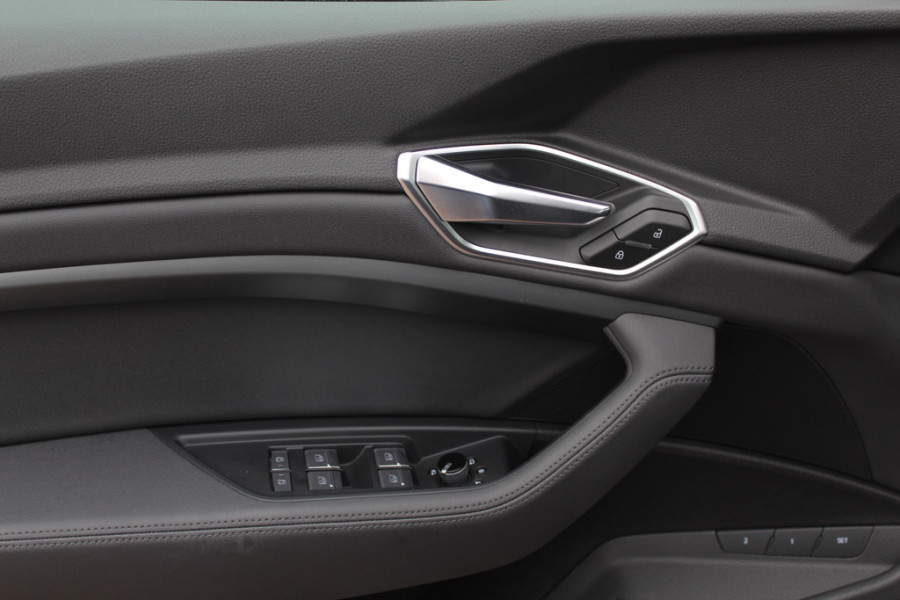 Audi e-tron 50 quattro Business edition Plus 71 kWh / Panoramadak / Camera / Luchtvering / Intr.voorverwarming / Leder&Alcantara / 20'' / Navigatie / DAB / Stoelverwarming / ACC