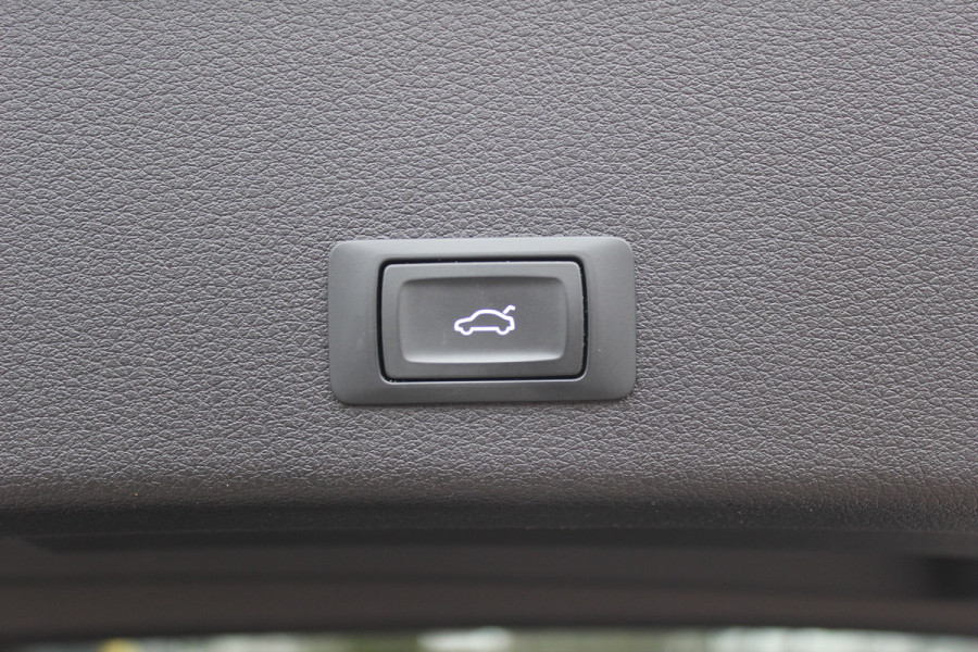 Audi e-tron 50 quattro Business edition Plus 71 kWh / Panoramadak / Camera / Luchtvering / Intr.voorverwarming / Leder&Alcantara / 20'' / Navigatie / DAB / Stoelverwarming / ACC