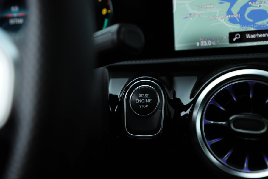 Mercedes-Benz A-Klasse 250e Sedan AMG | 218PK | Pano | Keyless-go | Sfeerverlichting | Memory | Multibeam | Standkachel | Widescreen | NL-Auto | 2021.