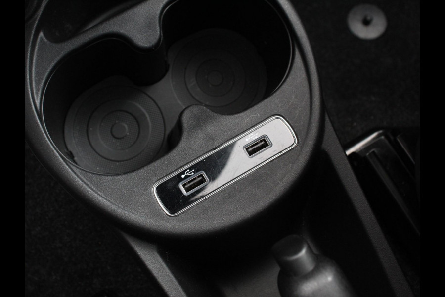 Fiat 500 1.0 Hybrid Dolcevita | Panorama dak | Climate Control | Cruise Control | Navigatie | Apple Carplay/Android Auto | Dab | Digitale Cockpit | Parkeer Sensoren | Lichtmetalen Velgen 16"  | Led