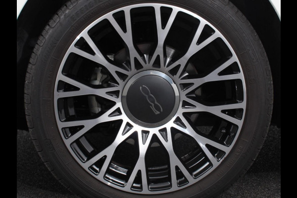 Fiat 500 1.0 Hybrid Dolcevita | Panorama dak | Climate Control | Cruise Control | Navigatie | Apple Carplay/Android Auto | Dab | Digitale Cockpit | Parkeer Sensoren | Lichtmetalen Velgen 16"  | Led