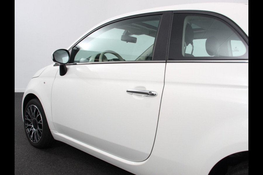 Fiat 500 1.0 Hybrid Dolcevita | Panorama dak | Climate Control | Cruise Control | Navigatie | Apple Carplay/Android Auto | Dab | Digitale Cockpit | Parkeer Sensoren | Lichtmetalen Velgen 16"  | Led