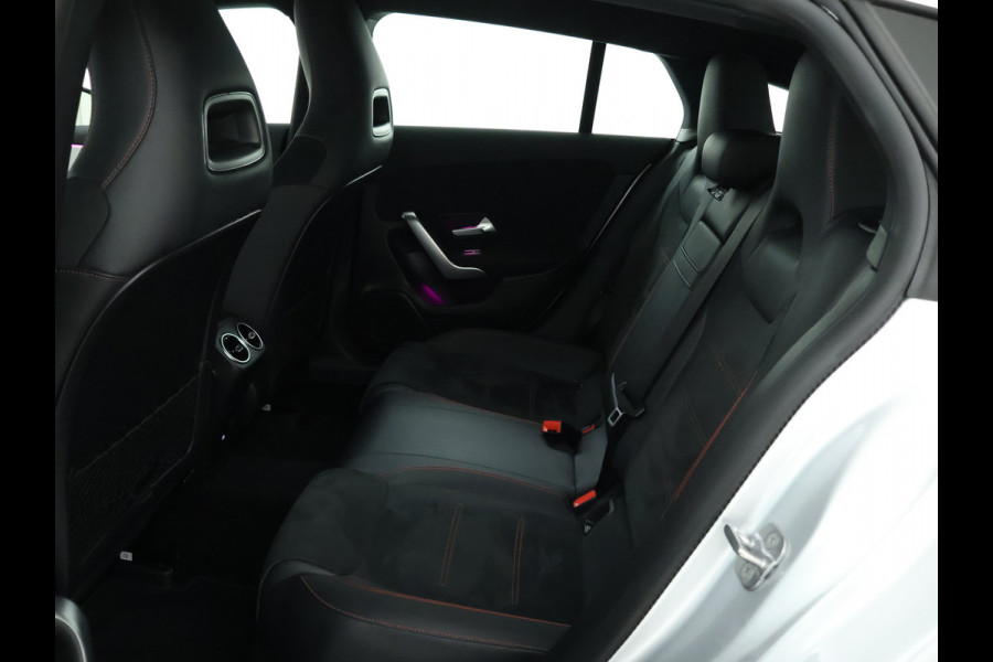 Mercedes-Benz CLA-Klasse Shooting Brake 180 AMG Sportpakket | Keyless Go | Sfeerverlichting | Car Play | Stoelverwarming | Parkeerpakket met Camera | Inclusief 24 maanden Mercedes-Benz Certified garantie voor Europa.