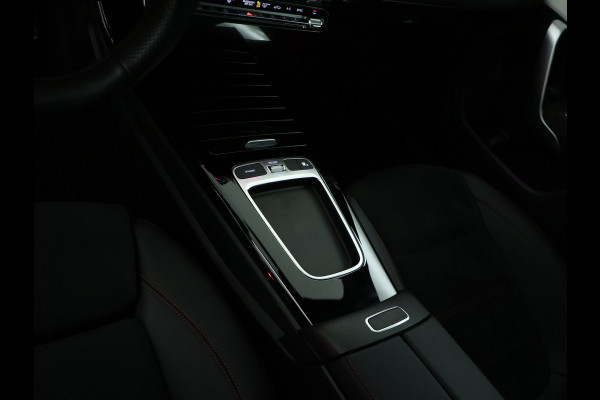 Mercedes-Benz CLA-Klasse Shooting Brake 180 AMG Sportpakket | Keyless Go | Sfeerverlichting | Car Play | Stoelverwarming | Parkeerpakket met Camera | Inclusief 24 maanden Mercedes-Benz Certified garantie voor Europa.