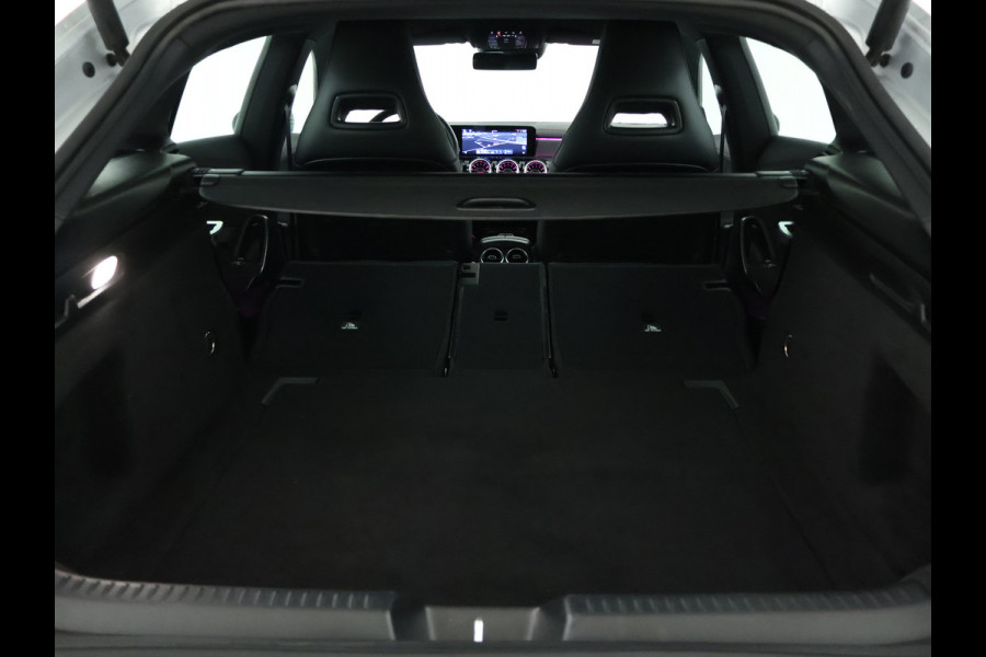Mercedes-Benz CLA-Klasse Shooting Brake 180 AMG Sportpakket | Keyless Go | Sfeerverlichting | Car Play | Stoelverwarming | Parkeerpakket met Camera | Inclusief 24 maanden Mercedes-Benz Certified garantie voor Europa.