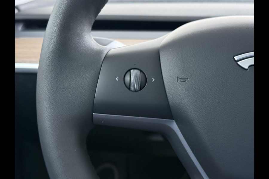 Tesla Model Y Performance AWD 535PK Leder Warmtepomp Autopilot FSD-4 Computer Panodak Navi Ecc Lmv 21" Elek.Stoelen+Memory Stoel+Stuurverwarmi Privacy Glas Matrix-Led Lithium-ion AMD Ryzen™ 4WD 1e Eigenaar Origineel Nederlandse Auto Fabrieksgarantie nog van toepassing