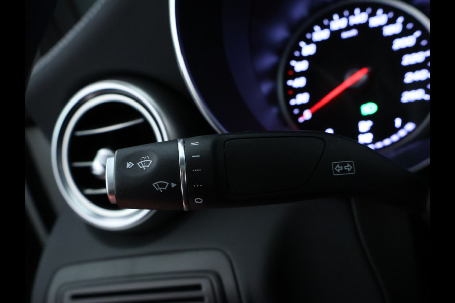 Mercedes-Benz GLC 300 e 4-MATIC AMG Nightpakket | Schuifdak | 360°-camera | Stoelverwarming voor en achter | Sfeerverlichting | Dodehoek Assistent | Inclusief 24 maanden Mercedes-Benz Certified garantie voor Europa.