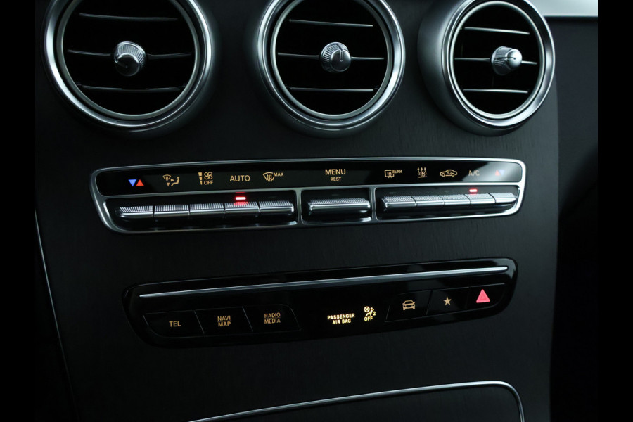 Mercedes-Benz GLC 300 e 4-MATIC AMG Nightpakket | Schuifdak | 360°-camera | Stoelverwarming voor en achter | Sfeerverlichting | Dodehoek Assistent | Inclusief 24 maanden Mercedes-Benz Certified garantie voor Europa.