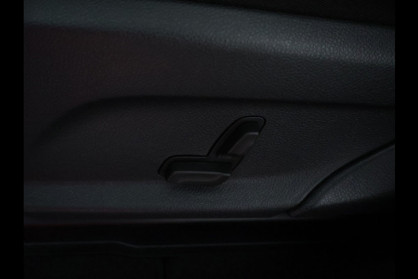 Mercedes-Benz GLC 300 e 4-MATIC AMG Nightpakket | Schuifdak | 360°-camera | Stoelverwarming voor en achter | Sfeerverlichting | Dodehoek Assistent | Inclusief 24 maanden Mercedes-Benz Certified garantie voor Europa.
