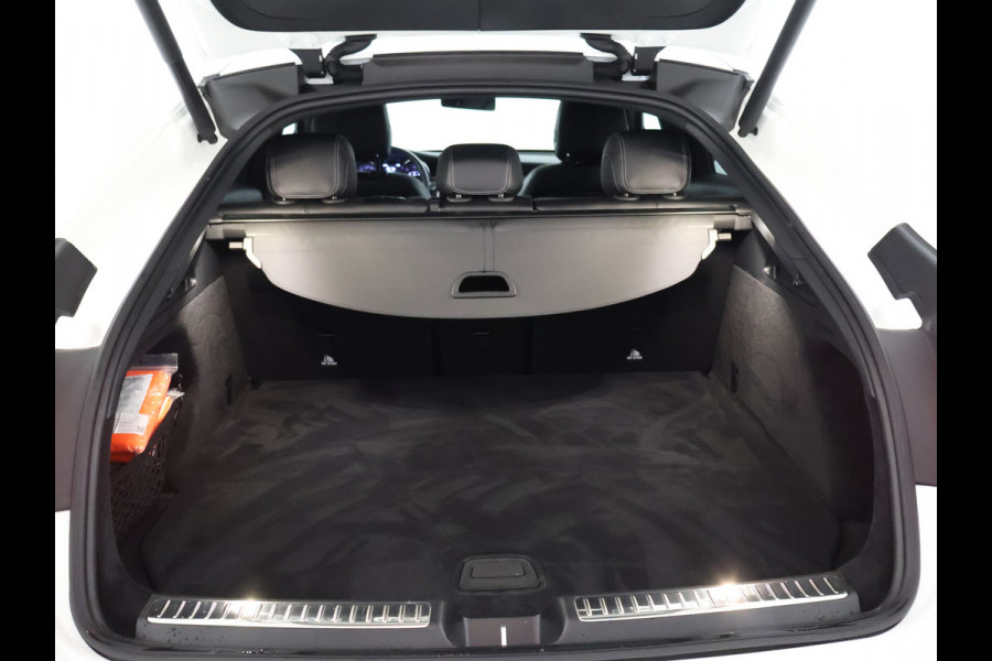 Mercedes-Benz GLC 300 e 4-MATIC AMG Nightpakket | Schuifdak | 360°-camera | Stoelverwarming voor en achter | Sfeerverlichting | Dodehoek Assistent | Inclusief 24 maanden Mercedes-Benz Certified garantie voor Europa.