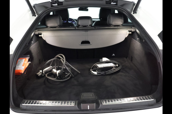 Mercedes-Benz GLC 300 e 4-MATIC AMG Nightpakket | Schuifdak | 360°-camera | Stoelverwarming voor en achter | Sfeerverlichting | Dodehoek Assistent | Inclusief 24 maanden Mercedes-Benz Certified garantie voor Europa.