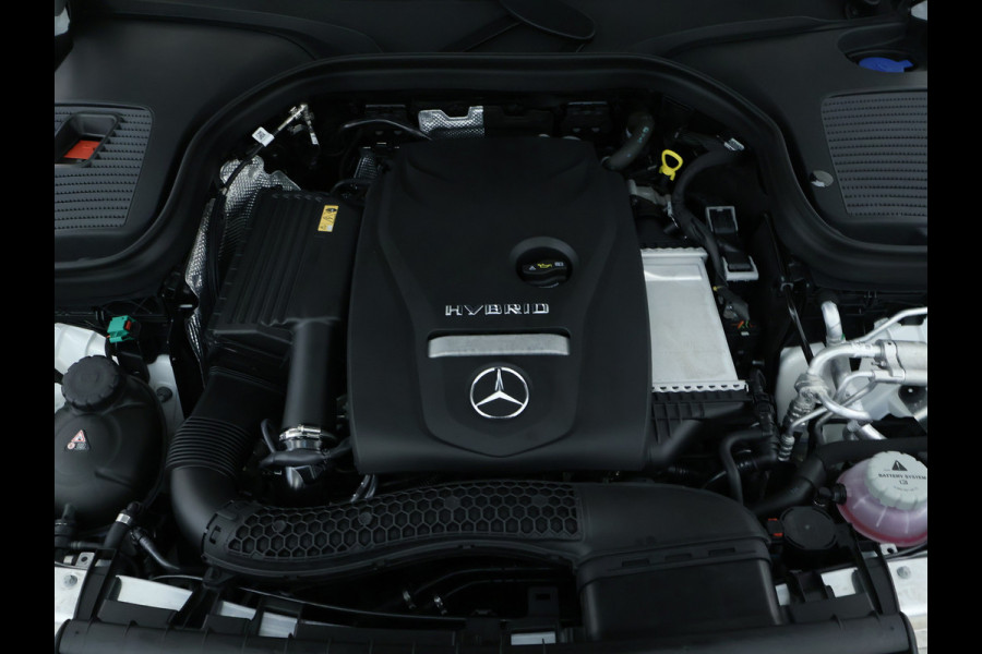 Mercedes-Benz GLC 300 e 4-MATIC AMG Nightpakket | Schuifdak | 360°-camera | Stoelverwarming voor en achter | Sfeerverlichting | Dodehoek Assistent | Inclusief 24 maanden Mercedes-Benz Certified garantie voor Europa.