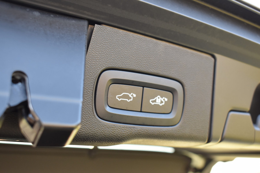 Volvo XC60 T8 AWD 455PK Plug-in Hybrid Plus Dark | 21" LMV | Luchtvering | H&K | Panodak | Contour stoelen | 360 Camera