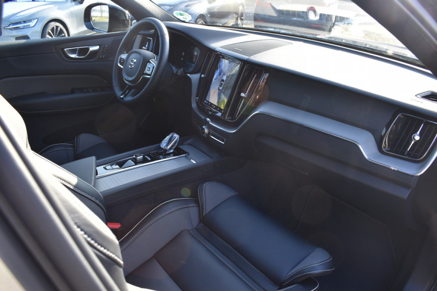 Volvo XC60 T8 AWD 455PK Plug-in Hybrid Plus Dark | 21" LMV | Luchtvering | H&K | Panodak | Contour stoelen | 360 Camera