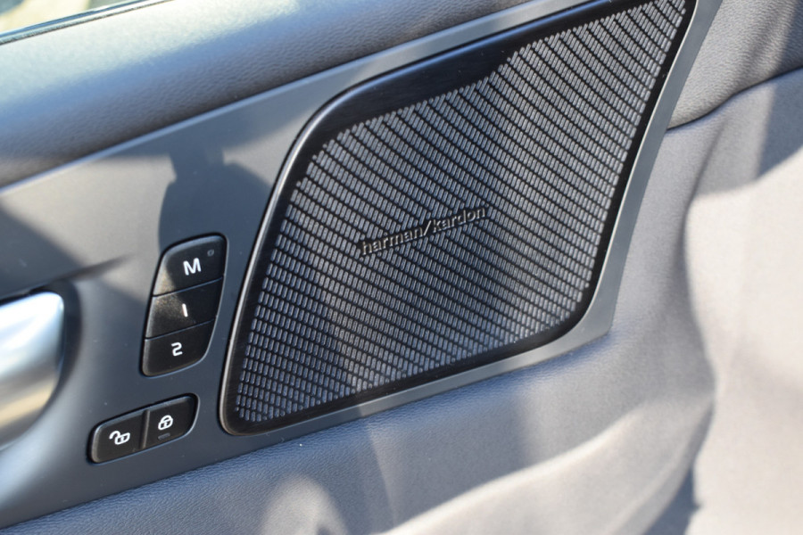 Volvo XC60 T8 AWD 455PK Plug-in Hybrid Plus Dark | 21" LMV | Luchtvering | H&K | Panodak | Contour stoelen | 360 Camera