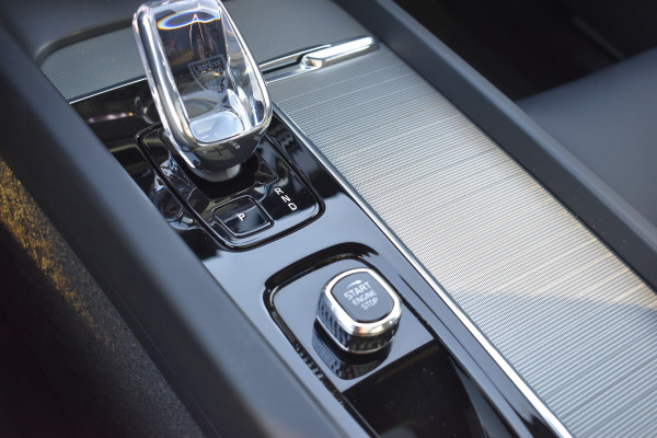 Volvo XC60 T8 AWD 455PK Plug-in Hybrid Plus Dark | 21" LMV | Luchtvering | H&K | Panodak | Contour stoelen | 360 Camera