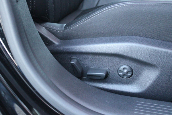 Peugeot 408 1.6 HYbrid 225PK EAT8 GT | SCHUIF/KANTEL DAK | NAPPA ZWART LEDEREN BEKLEDING | NIGHT VISION | FOCAL AUDIO SYSTEM | ELEKTRISCH BEDIENBARE VOORSTOELEN MET MASSAGE EN VERWARM FUNCTIE | NAVIGATIE | DRAADLOZE APPLE CARPLAY/ANDROID AUTO | DRAADLOZE TELEFOONLADER | KEYLESS ENTRY/START | VOORVERWAMINGS FUNCTIE | ADAPTIVE CRUISE CONTROL | CLEAN CABIN: VENTILATIE MANAGMENT SYSTEEM | ELEKTRISCH BEDIENBARE ACHTERKLEP | LANE POSITIONING ASSIST | 3D-INSTRUMENTENPANEEL |