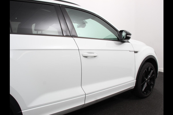 Volkswagen T-Roc 1.5 TSI R-Line+Blackpack Climate control | Adaptieve cruise control | Panoramadak | LED | Navigatie | Achteruitrijcamera | Parkeersensoren | Apple Carplay/ Android Auto | Radio