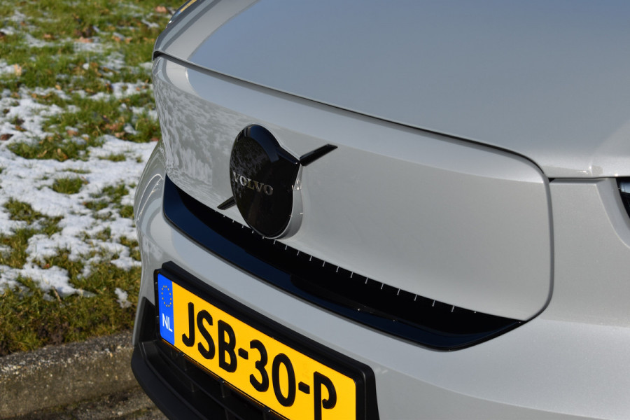 Volvo EX40 Extended Range 252PK Plus Black Ed. 82 kWh H&K | Panodak | Camera | 20"LMV | ACC | Blis