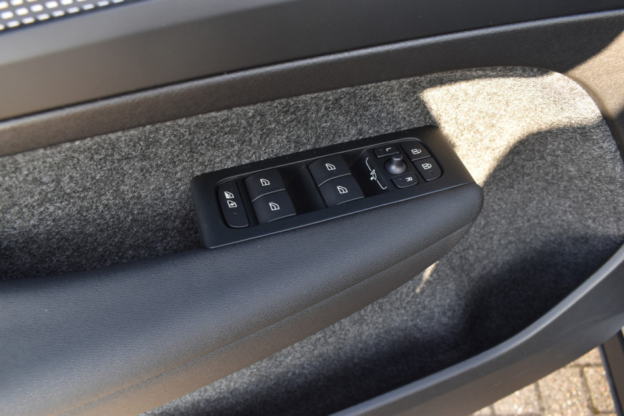 Volvo EX40 Extended Range 252PK Plus Black Ed. 82 kWh H&K | Panodak | Camera | 20"LMV | ACC | Blis