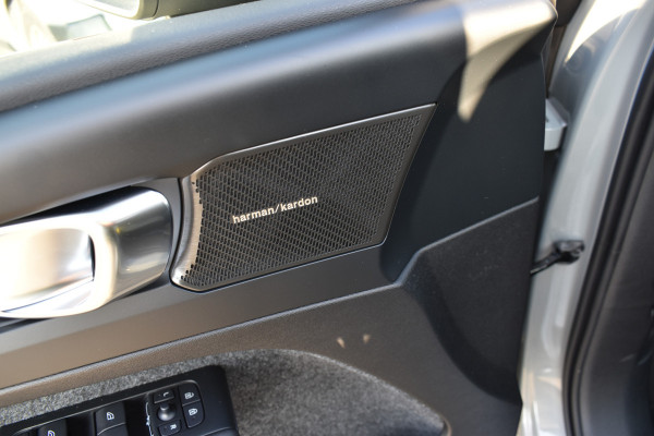 Volvo EX40 Extended Range 252PK Plus Black Ed. 82 kWh H&K | Panodak | Camera | 20"LMV | ACC | Blis