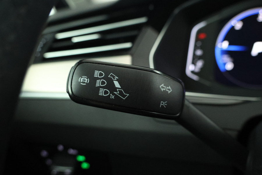 Volkswagen Passat Variant 2.0 TDI Elegance Business R Automaat, Leer, virtual, Climate,