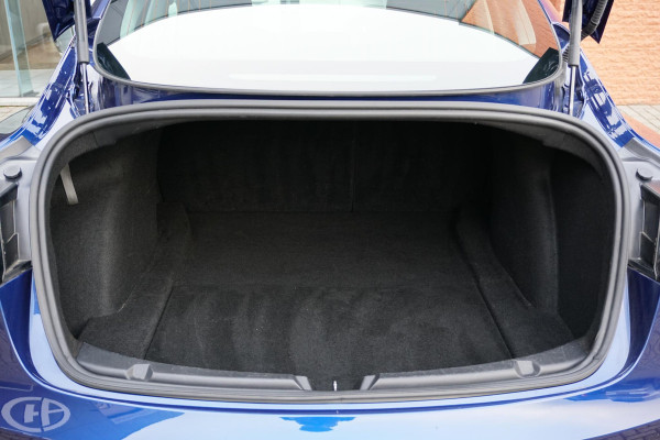 Tesla Model 3 Standard RWD Plus 60 kWh + AUTOPILOT / PREMIUM AUDIO / 19''