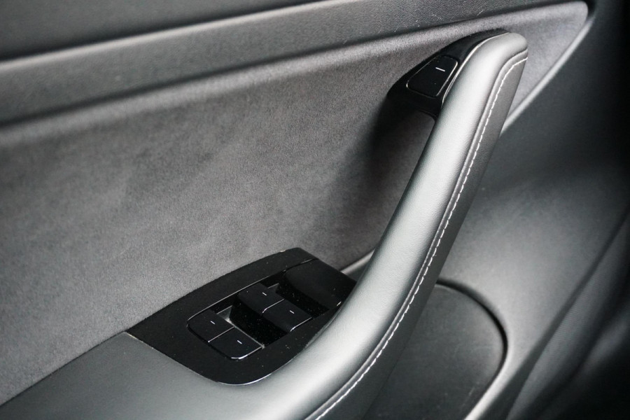 Tesla Model 3 Standard RWD Plus 60 kWh + AUTOPILOT / PREMIUM AUDIO / 19''