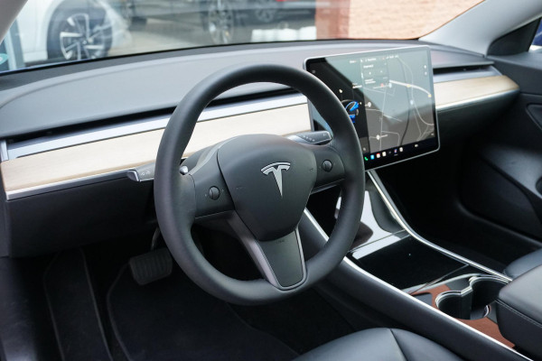 Tesla Model 3 Standard RWD Plus 60 kWh + AUTOPILOT / PREMIUM AUDIO / 19''