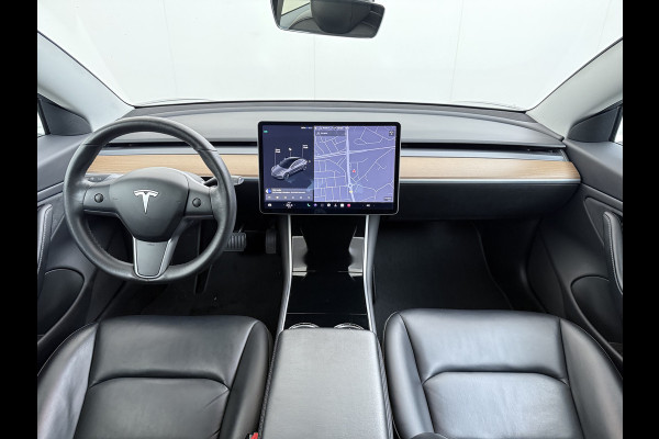 Tesla Model 3 Long Range AWD 75kWh Trekhaak Lmv 18" AutoPilot FSD Leder Panoramadak Adaptive-Cruise Camera's Elektr.-Stuur+Stoelen+Spiegels+Ge Navi LED Comfortstoelen ACC DAB Voorverwarmen interieur via App Keyless One-Pedal-Drive 4WD 1.000KG Trekgewicht Origineel Nederlandse Auto Fabrieksgarantie op Batterij en Motor tot 192.000km/18-11-2027