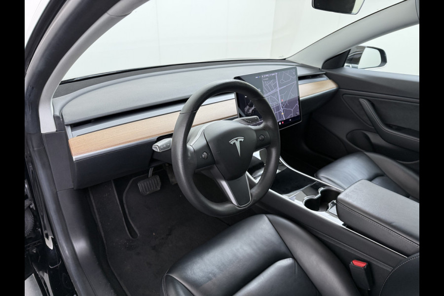 Tesla Model 3 Long Range AWD 75kWh Trekhaak Lmv 18" AutoPilot FSD Leder Panoramadak Adaptive-Cruise Camera's Elektr.-Stuur+Stoelen+Spiegels+Ge Navi LED Comfortstoelen ACC DAB Voorverwarmen interieur via App Keyless One-Pedal-Drive 4WD 1.000KG Trekgewicht Origineel Nederlandse Auto Fabrieksgarantie op Batterij en Motor tot 192.000km/18-11-2027