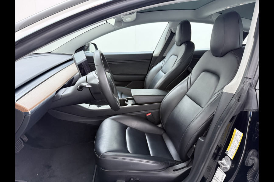 Tesla Model 3 Long Range AWD 75kWh Trekhaak Lmv 18" AutoPilot FSD Leder Panoramadak Adaptive-Cruise Camera's Elektr.-Stuur+Stoelen+Spiegels+Ge Navi LED Comfortstoelen ACC DAB Voorverwarmen interieur via App Keyless One-Pedal-Drive 4WD 1.000KG Trekgewicht Origineel Nederlandse Auto Fabrieksgarantie op Batterij en Motor tot 192.000km/18-11-2027