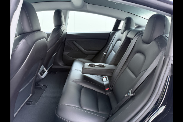 Tesla Model 3 Long Range AWD 75kWh Trekhaak Lmv 18" AutoPilot FSD Leder Panoramadak Adaptive-Cruise Camera's Elektr.-Stuur+Stoelen+Spiegels+Ge Navi LED Comfortstoelen ACC DAB Voorverwarmen interieur via App Keyless One-Pedal-Drive 4WD 1.000KG Trekgewicht Origineel Nederlandse Auto Fabrieksgarantie op Batterij en Motor tot 192.000km/18-11-2027