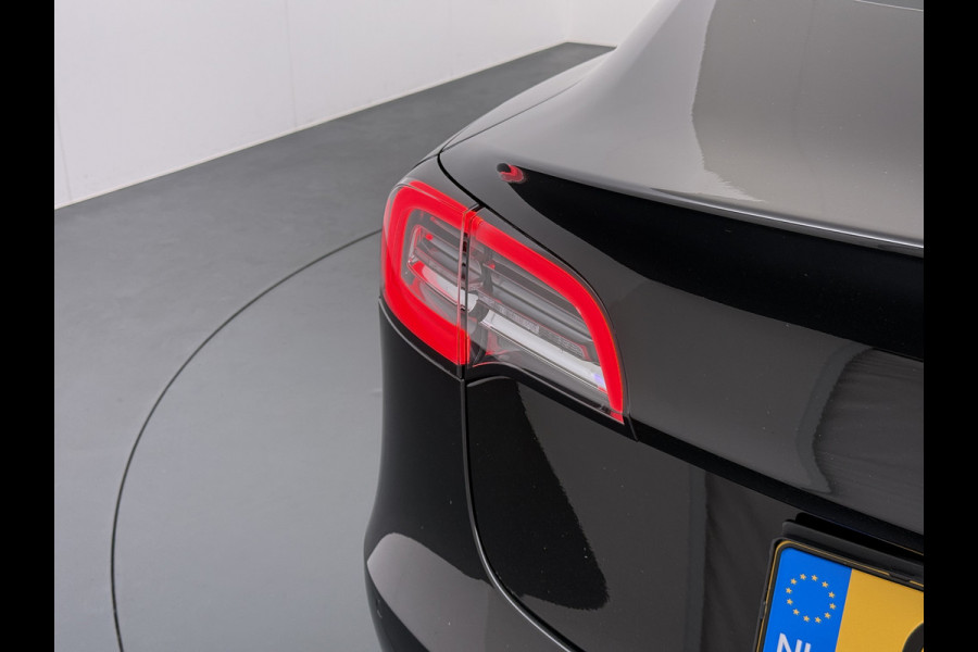 Tesla Model 3 Long Range AWD 75kWh Trekhaak Lmv 18" AutoPilot FSD Leder Panoramadak Adaptive-Cruise Camera's Elektr.-Stuur+Stoelen+Spiegels+Ge Navi LED Comfortstoelen ACC DAB Voorverwarmen interieur via App Keyless One-Pedal-Drive 4WD 1.000KG Trekgewicht Origineel Nederlandse Auto Fabrieksgarantie op Batterij en Motor tot 192.000km/18-11-2027