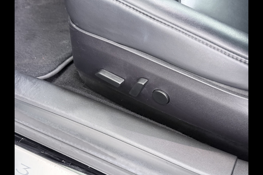 Tesla Model 3 Long Range AWD 75kWh Trekhaak Lmv 18" AutoPilot FSD Leder Panoramadak Adaptive-Cruise Camera's Elektr.-Stuur+Stoelen+Spiegels+Ge Navi LED Comfortstoelen ACC DAB Voorverwarmen interieur via App Keyless One-Pedal-Drive 4WD 1.000KG Trekgewicht Origineel Nederlandse Auto Fabrieksgarantie op Batterij en Motor tot 192.000km/18-11-2027