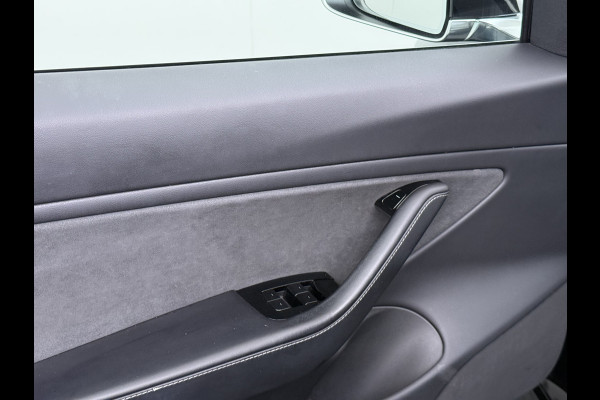 Tesla Model 3 Long Range AWD 75kWh Trekhaak Lmv 18" AutoPilot FSD Leder Panoramadak Adaptive-Cruise Camera's Elektr.-Stuur+Stoelen+Spiegels+Ge Navi LED Comfortstoelen ACC DAB Voorverwarmen interieur via App Keyless One-Pedal-Drive 4WD 1.000KG Trekgewicht Origineel Nederlandse Auto Fabrieksgarantie op Batterij en Motor tot 192.000km/18-11-2027