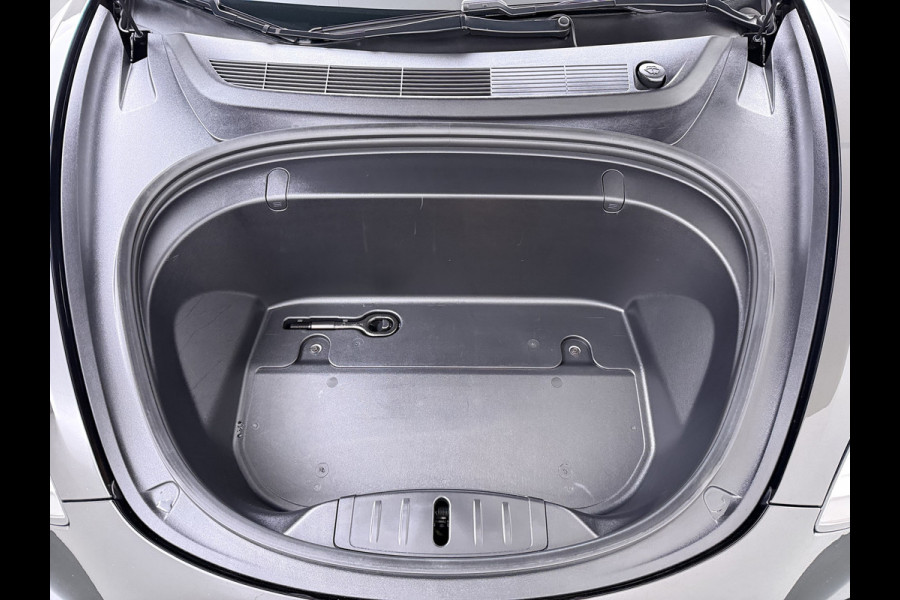 Tesla Model 3 Long Range AWD 75kWh Trekhaak Lmv 18" AutoPilot FSD Leder Panoramadak Adaptive-Cruise Camera's Elektr.-Stuur+Stoelen+Spiegels+Ge Navi LED Comfortstoelen ACC DAB Voorverwarmen interieur via App Keyless One-Pedal-Drive 4WD 1.000KG Trekgewicht Origineel Nederlandse Auto Fabrieksgarantie op Batterij en Motor tot 192.000km/18-11-2027