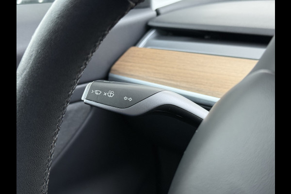 Tesla Model 3 Long Range AWD 75kWh Trekhaak Lmv 18" AutoPilot FSD Leder Panoramadak Adaptive-Cruise Camera's Elektr.-Stuur+Stoelen+Spiegels+Ge Navi LED Comfortstoelen ACC DAB Voorverwarmen interieur via App Keyless One-Pedal-Drive 4WD 1.000KG Trekgewicht Origineel Nederlandse Auto Fabrieksgarantie op Batterij en Motor tot 192.000km/18-11-2027