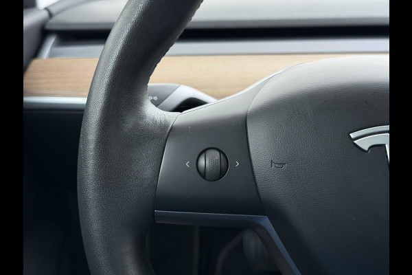 Tesla Model 3 Long Range AWD 75kWh Trekhaak Lmv 18" AutoPilot FSD Leder Panoramadak Adaptive-Cruise Camera's Elektr.-Stuur+Stoelen+Spiegels+Ge Navi LED Comfortstoelen ACC DAB Voorverwarmen interieur via App Keyless One-Pedal-Drive 4WD 1.000KG Trekgewicht Origineel Nederlandse Auto Fabrieksgarantie op Batterij en Motor tot 192.000km/18-11-2027