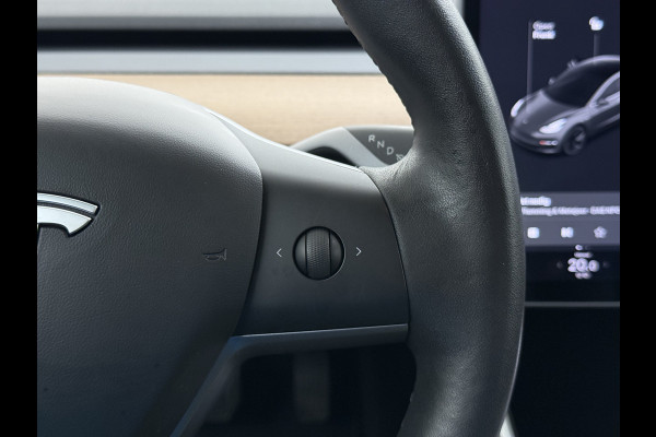 Tesla Model 3 Long Range AWD 75kWh Trekhaak Lmv 18" AutoPilot FSD Leder Panoramadak Adaptive-Cruise Camera's Elektr.-Stuur+Stoelen+Spiegels+Ge Navi LED Comfortstoelen ACC DAB Voorverwarmen interieur via App Keyless One-Pedal-Drive 4WD 1.000KG Trekgewicht Origineel Nederlandse Auto Fabrieksgarantie op Batterij en Motor tot 192.000km/18-11-2027