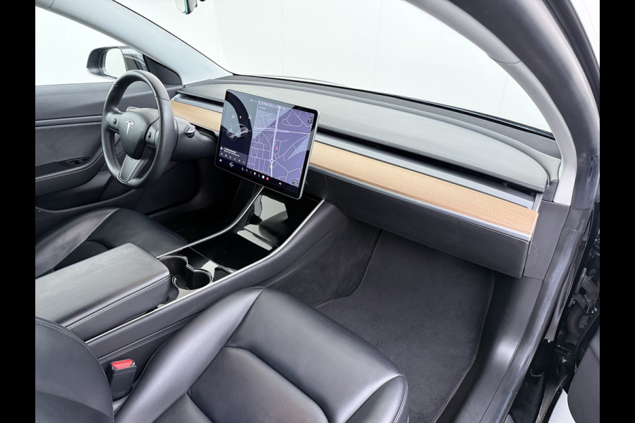 Tesla Model 3 Long Range AWD 75kWh Trekhaak Lmv 18" AutoPilot FSD Leder Panoramadak Adaptive-Cruise Camera's Elektr.-Stuur+Stoelen+Spiegels+Ge Navi LED Comfortstoelen ACC DAB Voorverwarmen interieur via App Keyless One-Pedal-Drive 4WD 1.000KG Trekgewicht Origineel Nederlandse Auto Fabrieksgarantie op Batterij en Motor tot 192.000km/18-11-2027
