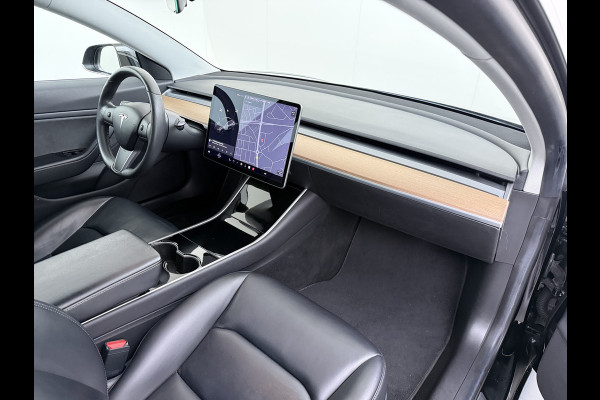 Tesla Model 3 Long Range AWD 75kWh Trekhaak Lmv 18" AutoPilot FSD Leder Panoramadak Adaptive-Cruise Camera's Elektr.-Stuur+Stoelen+Spiegels+Ge Navi LED Comfortstoelen ACC DAB Voorverwarmen interieur via App Keyless One-Pedal-Drive 4WD 1.000KG Trekgewicht Origineel Nederlandse Auto Fabrieksgarantie op Batterij en Motor tot 192.000km/18-11-2027