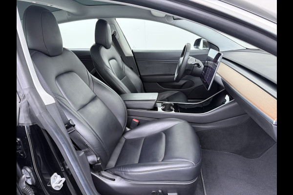 Tesla Model 3 Long Range AWD 75kWh Trekhaak Lmv 18" AutoPilot FSD Leder Panoramadak Adaptive-Cruise Camera's Elektr.-Stuur+Stoelen+Spiegels+Ge Navi LED Comfortstoelen ACC DAB Voorverwarmen interieur via App Keyless One-Pedal-Drive 4WD 1.000KG Trekgewicht Origineel Nederlandse Auto Fabrieksgarantie op Batterij en Motor tot 192.000km/18-11-2027