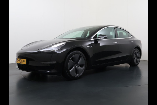 Tesla Model 3 Long Range AWD 75kWh Trekhaak Lmv 18" AutoPilot FSD Leder Panoramadak Adaptive-Cruise Camera's Elektr.-Stuur+Stoelen+Spiegels+Ge Navi LED Comfortstoelen ACC DAB Voorverwarmen interieur via App Keyless One-Pedal-Drive 4WD 1.000KG Trekgewicht Origineel Nederlandse Auto Fabrieksgarantie op Batterij en Motor tot 192.000km/18-11-2027
