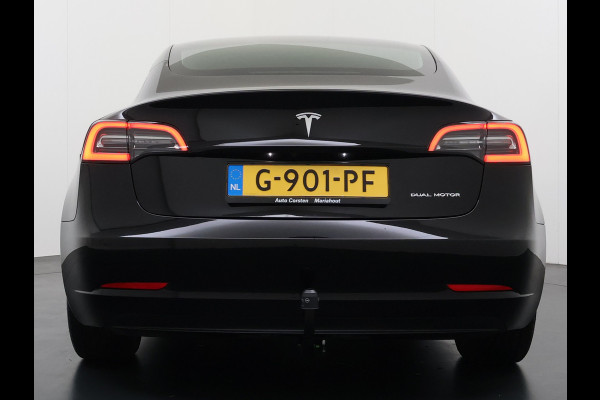 Tesla Model 3 Long Range AWD 75kWh Trekhaak Lmv 18" AutoPilot FSD Leder Panoramadak Adaptive-Cruise Camera's Elektr.-Stuur+Stoelen+Spiegels+Ge Navi LED Comfortstoelen ACC DAB Voorverwarmen interieur via App Keyless One-Pedal-Drive 4WD 1.000KG Trekgewicht Origineel Nederlandse Auto Fabrieksgarantie op Batterij en Motor tot 192.000km/18-11-2027
