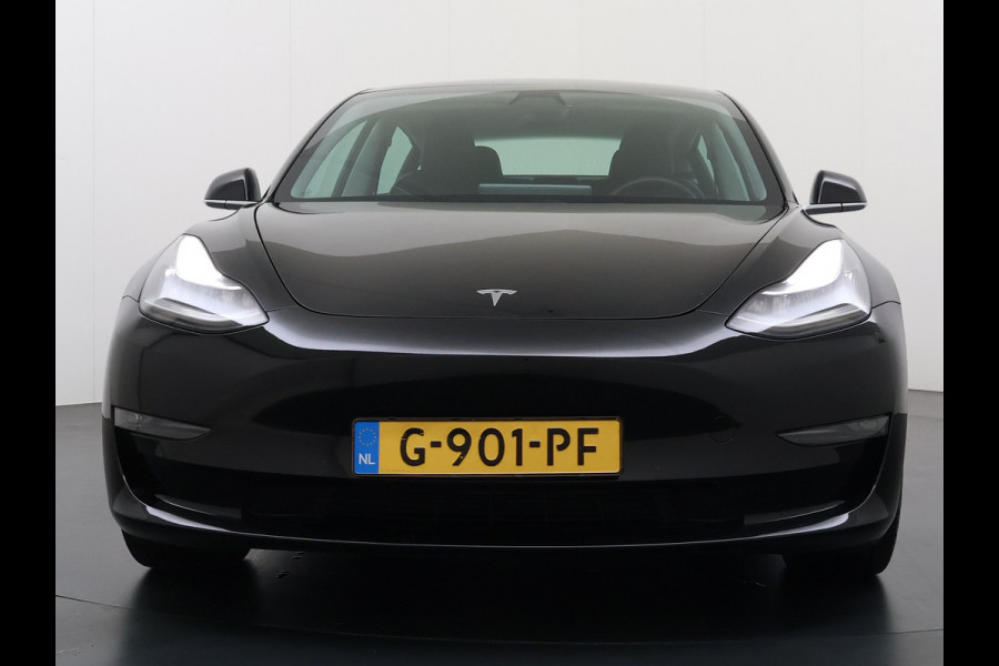Tesla Model 3 Long Range AWD 75kWh Trekhaak Lmv 18" AutoPilot FSD Leder Panoramadak Adaptive-Cruise Camera's Elektr.-Stuur+Stoelen+Spiegels+Ge Navi LED Comfortstoelen ACC DAB Voorverwarmen interieur via App Keyless One-Pedal-Drive 4WD 1.000KG Trekgewicht Origineel Nederlandse Auto Fabrieksgarantie op Batterij en Motor tot 192.000km/18-11-2027