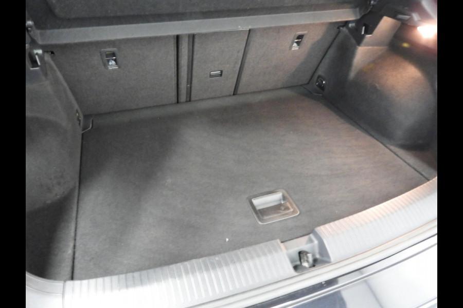 Volkswagen T-Roc 1.5 TSI Sport NAVI/CAMERA/LED/TREKH./17"LMV!