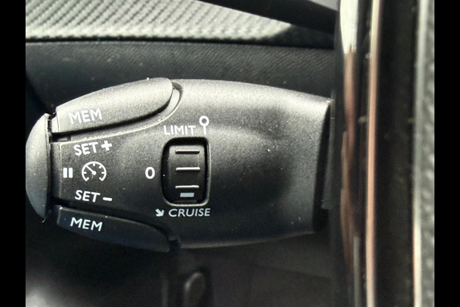 Peugeot e-208 EV GT Première 50 kWh, Panoramadak, achteruitrijcamera, stoelverwarming, 1/2 lederen sportinterieur, 17 inch